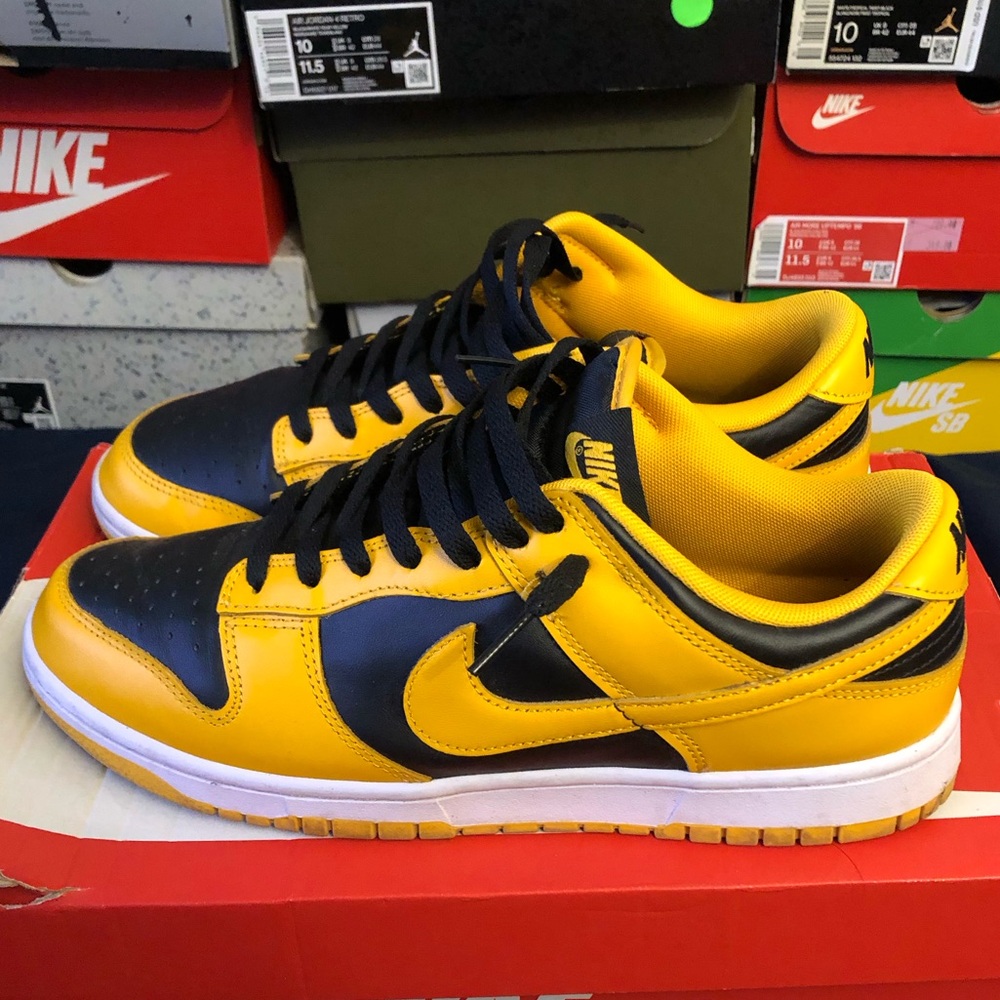 Nike dunk low goldenrod